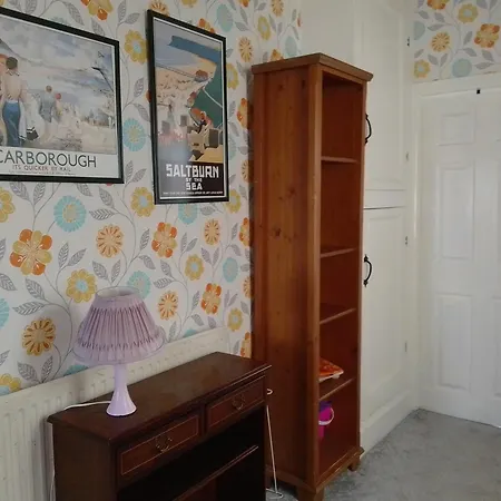 Apartment 4 Cromwell Terrace - 2 Bed Floor With Views Across Town To The Sea Scarborough