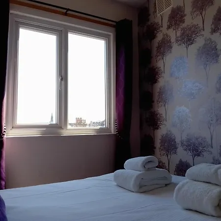 Apartment 4 Cromwell Terrace - 2 Bed Floor With Views Across Town To The Sea *