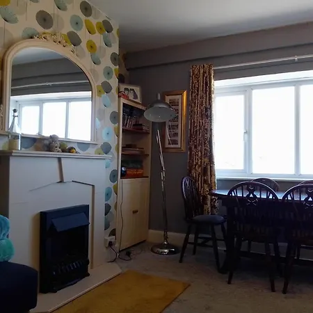 4 Cromwell Terrace - 2 Bed Floor With Views Across Town To The Sea *