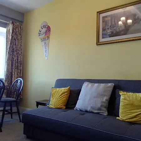 Apartment 4 Cromwell Terrace - 2 Bed Floor With Views Across Town To The Sea Scarborough