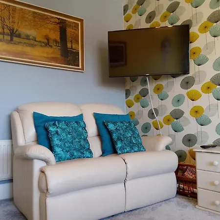 4 Cromwell Terrace - 2 Bed Floor With Views Across Town To The Sea