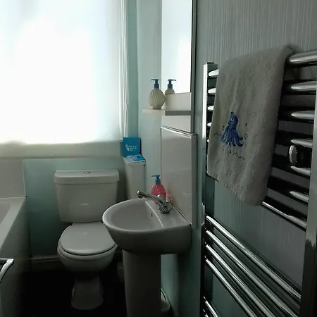 4 Cromwell Terrace - 2 Bed Floor With Views Across Town To The Sea Apartment *