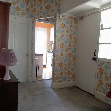 Apartment 4 Cromwell Terrace - 2 Bed Floor With Views Across Town To The Sea *