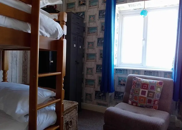 4 Cromwell Terrace - 2 Bed Floor With Views Across Town To The Sea *